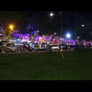 Am Wochenende ist Nachtmarkt auf dem Parkplatz an der Moschee